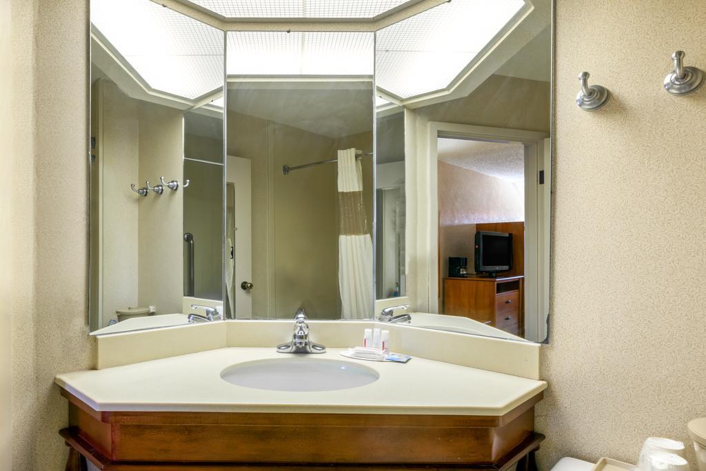 Baymont By Wyndham Amarillo East Hotel Room photo